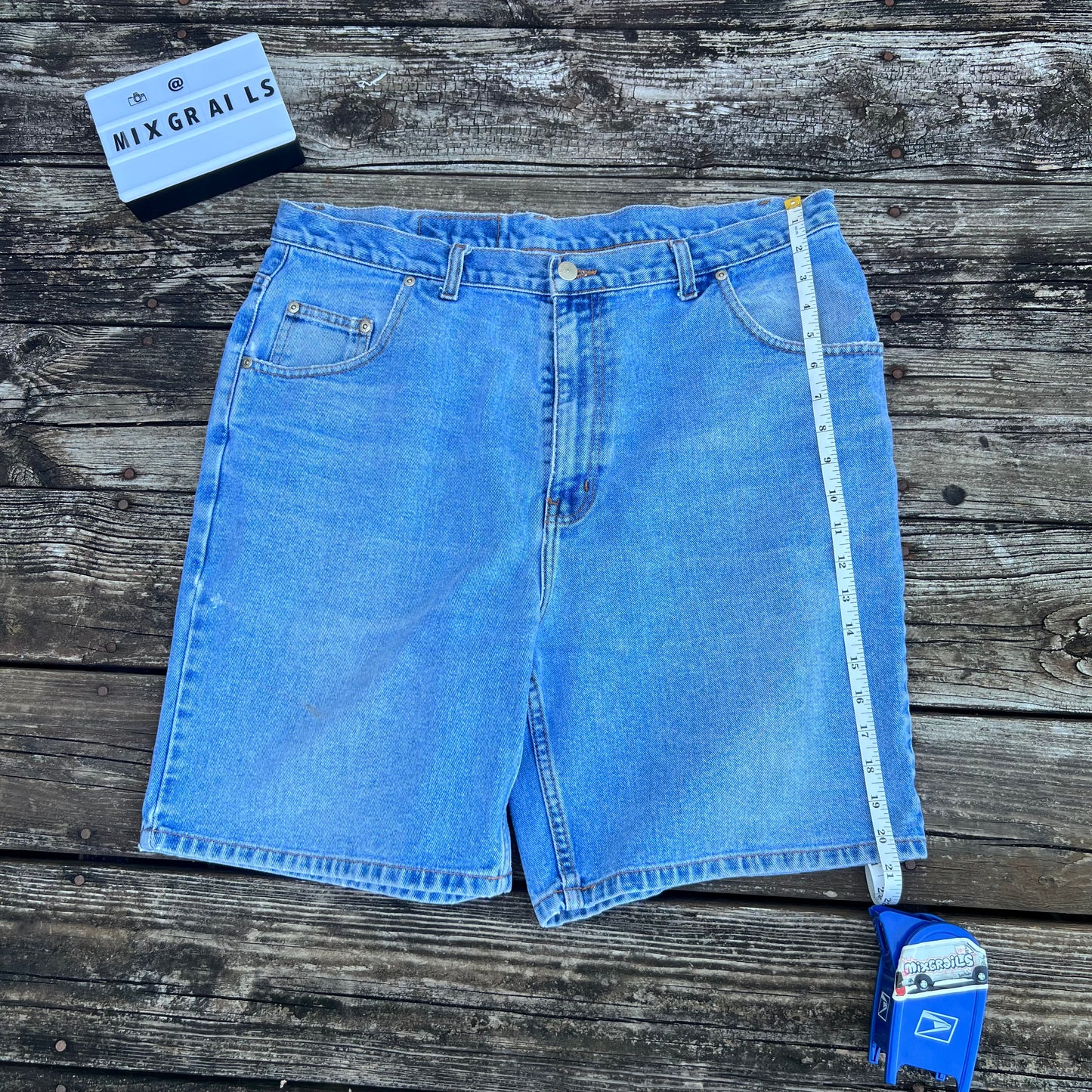90s Mr.john’sbay blue denim shorts
Size 33
