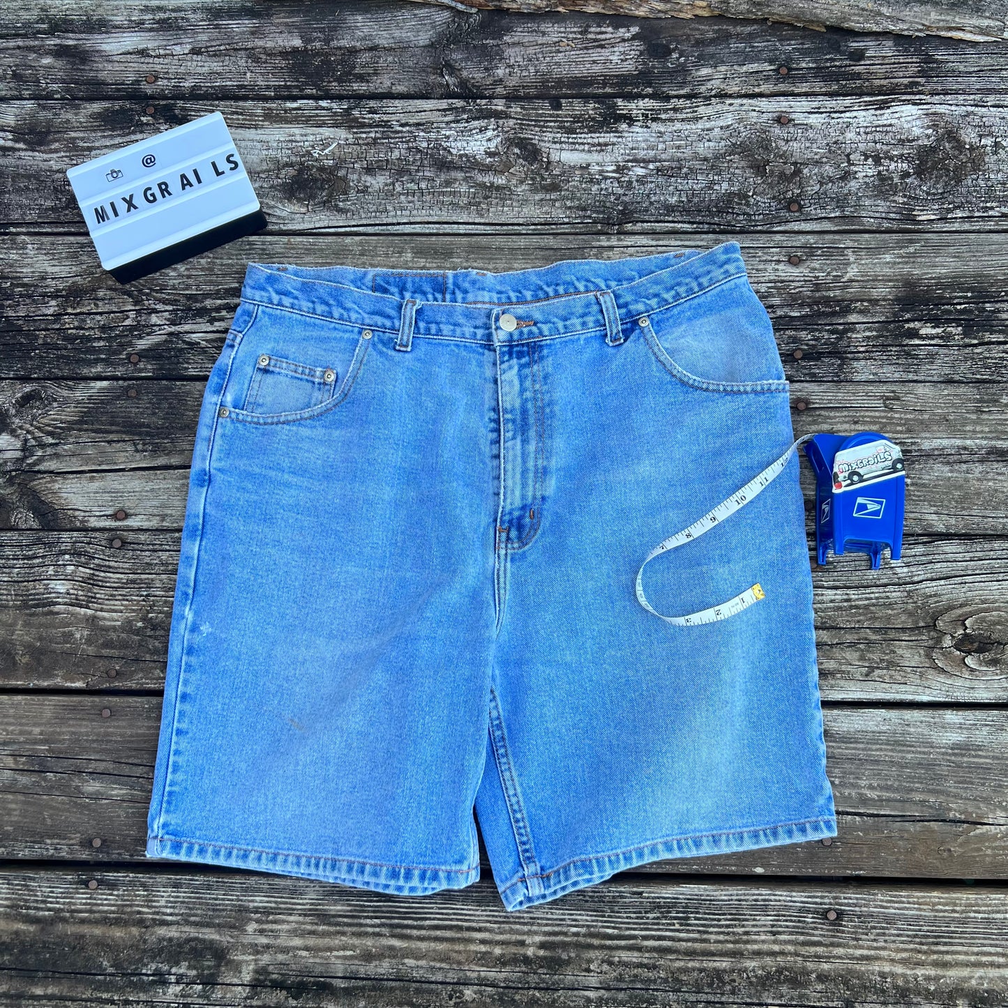90s Mr.john’sbay blue denim shorts
Size 33