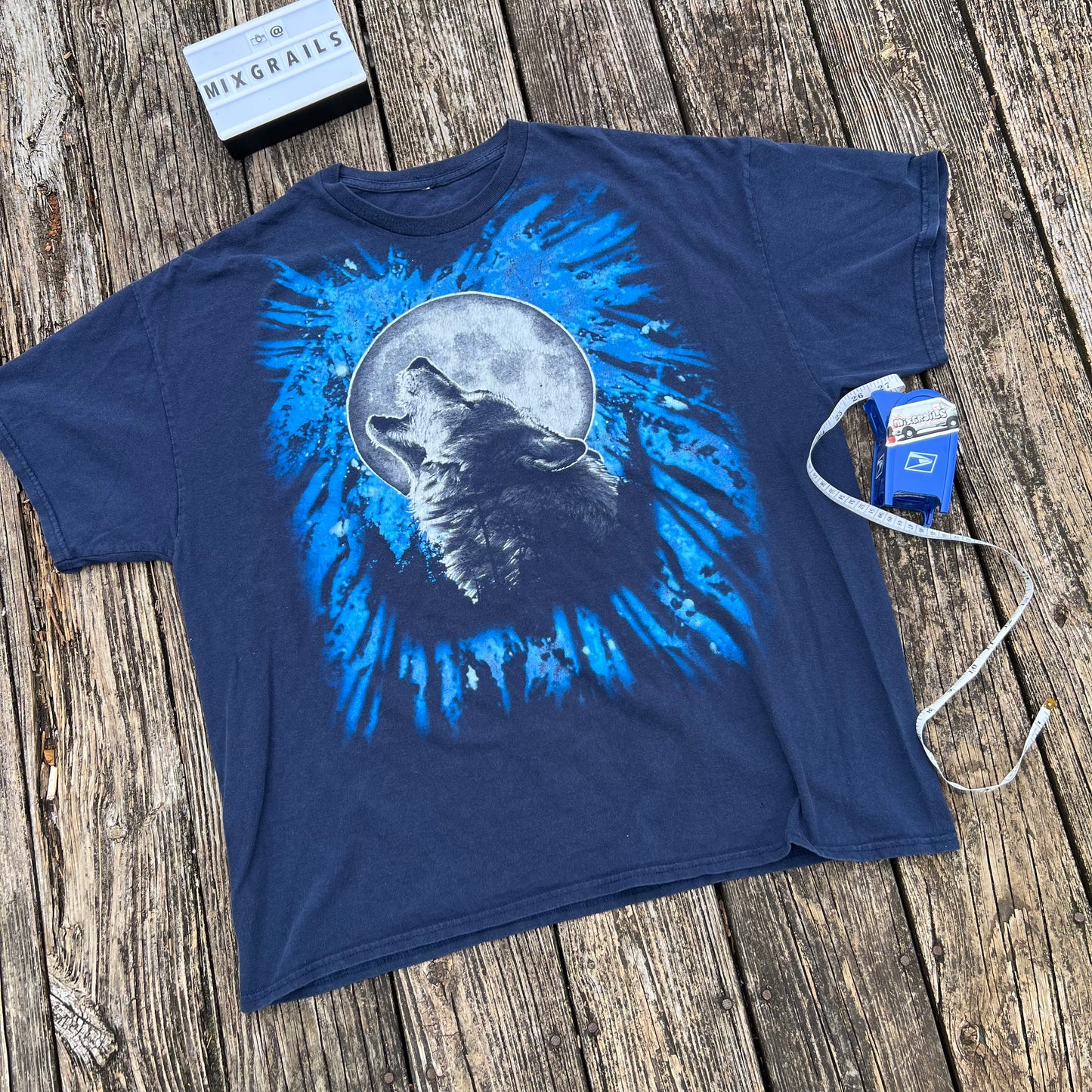 Wolf Howling at Full Moon Men's XL Graphic Tee Retro Retro 90's Y2K Blue