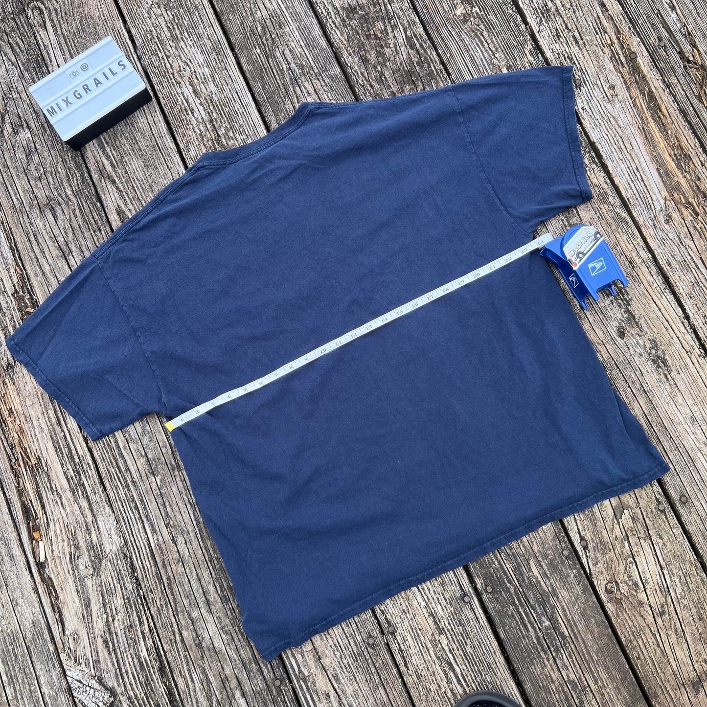 Wolf Howling at Full Moon Men's XL Graphic Tee Retro Retro 90's Y2K Blue